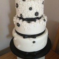 Black And White Flower Wedding Cake a very simple but effective cake :)