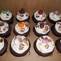 Thanksgiving / Autumn Cupcakes. Thanksgiving / Autumn Themed Cupcakes. Snickers Cupcakes. Candy Bar Cupcakes.