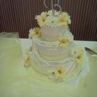Coming Up Daisies Round wedding cake with Silk Daisies