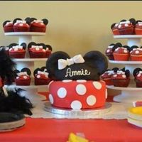 Minnie Mouse Cake And Cupcakes Minnie Mouse cake and cupcakes