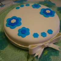 My First Cake With Sugarpaste 