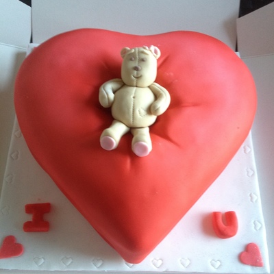 Air Brushed Heart Cake With Teddy Bear