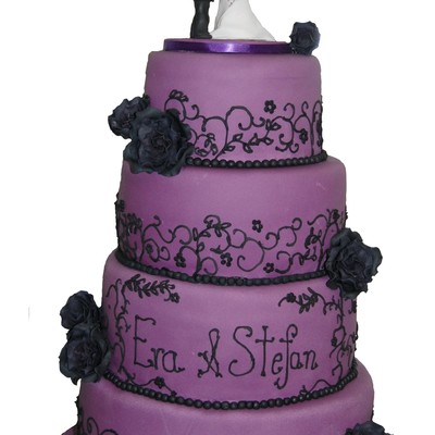 Lila Wedding Cake With Black Roses