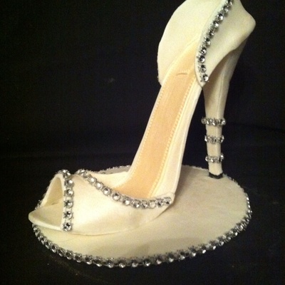 Gumpaste High Heel I Used The Diamond Sheets And Cut Them Down To One Strip Then I Airbrushed The Shoe With Luster Dust For Shine