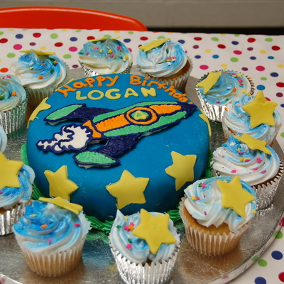 Spaceship Cake With Cupcakes
