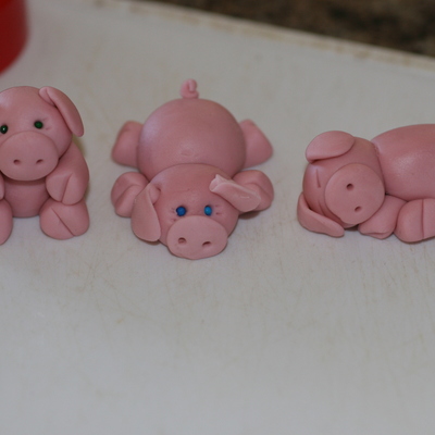 First Fondant Piggies
