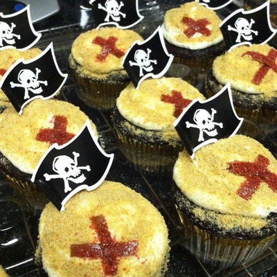 Pirate Cupcakes Smores Devils Food Cupcakes With Graham Cracker Crust In The Bottom Filled With Marshmallow Cream Topped With Vanilla B