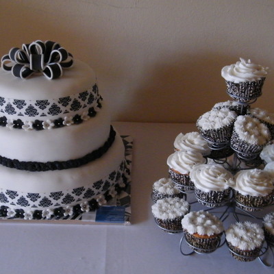 Black And White Weddingcake With Cupcakes