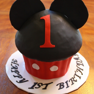 Mickey Mouse 1St Birthday Cupcake Cake.