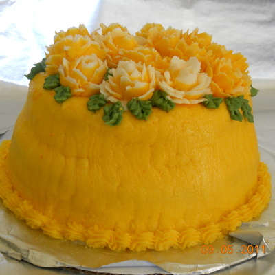 Yellow Cake With Two Tone Roses