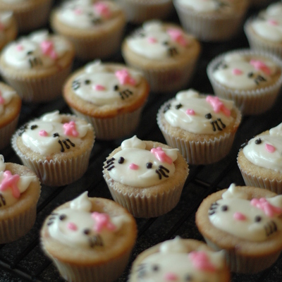 Hello Kitty Mini Cupcakes