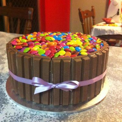 Just The Normal Chocolate Mud Cake Chocolate Ganache Kit Kats And I Used Smarties Because I Like The Colours Better