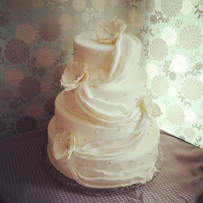 White & Silver Wedding Cake