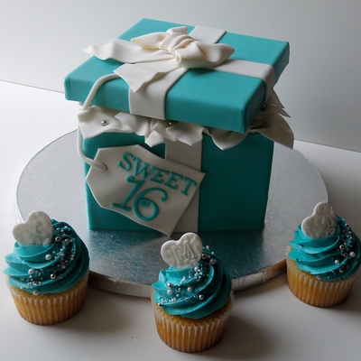 Tiffany Gift Box And Cupcakes