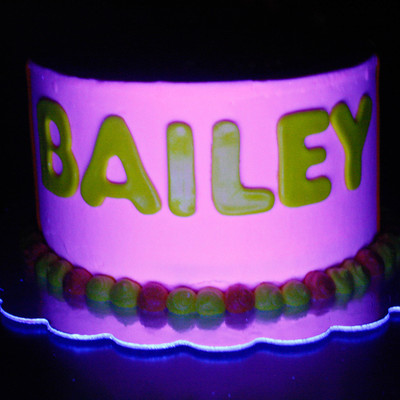 ~Glow In The Dark Cake~ (Black Light)