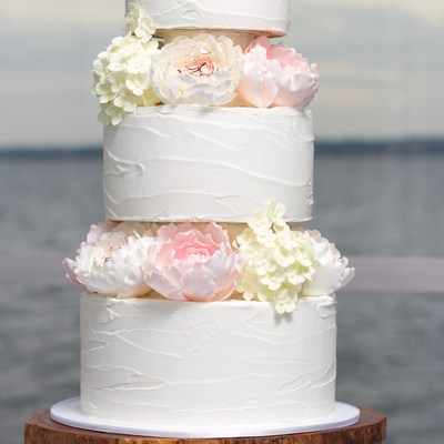 The Bride Chose A Hello Naomi Design It Took 11 Large Handmade Sugar Flowers And Countless Hydrangeas