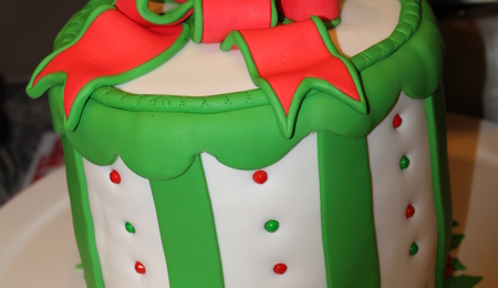 Christmas Bow And Names - CakeCentral.com