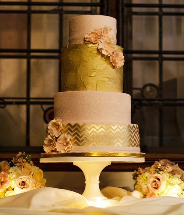 Creator Gd Jpeg V10 Using Ijg Jpeg V62 Quality 90 Flowers Are Made From Gumpaste The Gold Double Barrel Tier Is Spackled With Icing