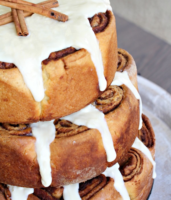 Three Tiered Cinnamon Roll Cake Instructions Httpwww1Finecookiecom201212Three Tiered Cinnamon Roll Cake With Cooked Cream Cheese