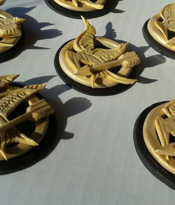 The Hunger Games Gold Mockingjay Logo Fondant Gumpaste Amp Gold Color Mist Spray Im Super Excited How These Came Out And I Found Out