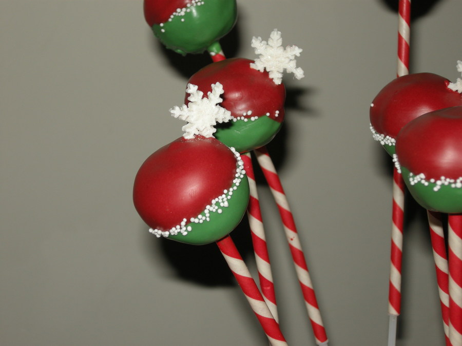 Christmas Cake Pops - CakeCentral.com