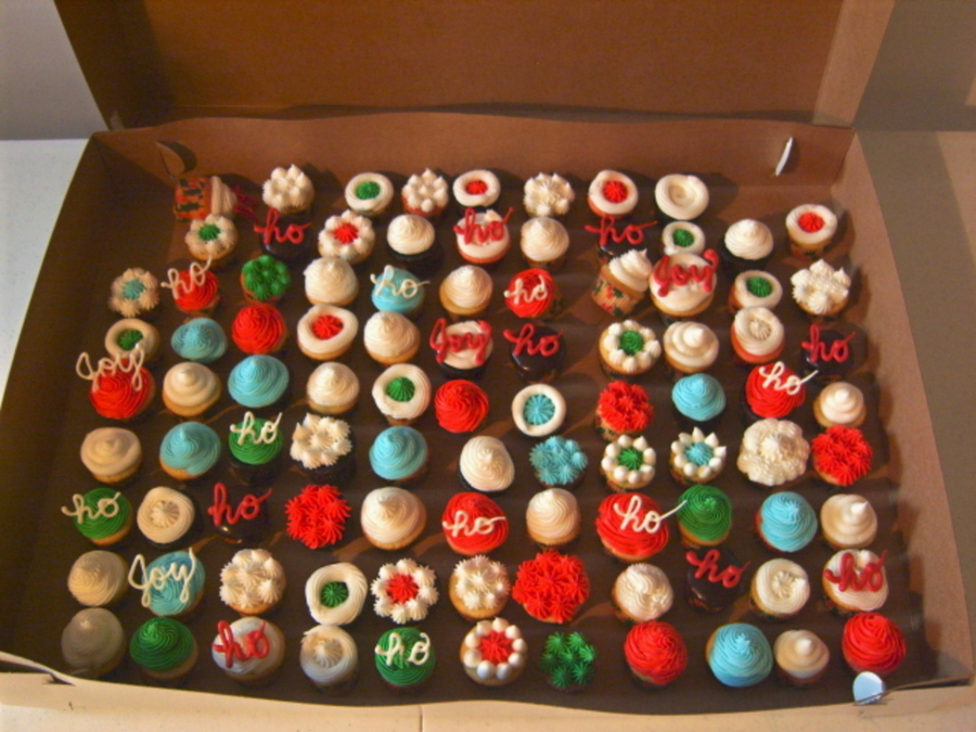 Christmas Mini Cupcakes - CakeCentral.com
