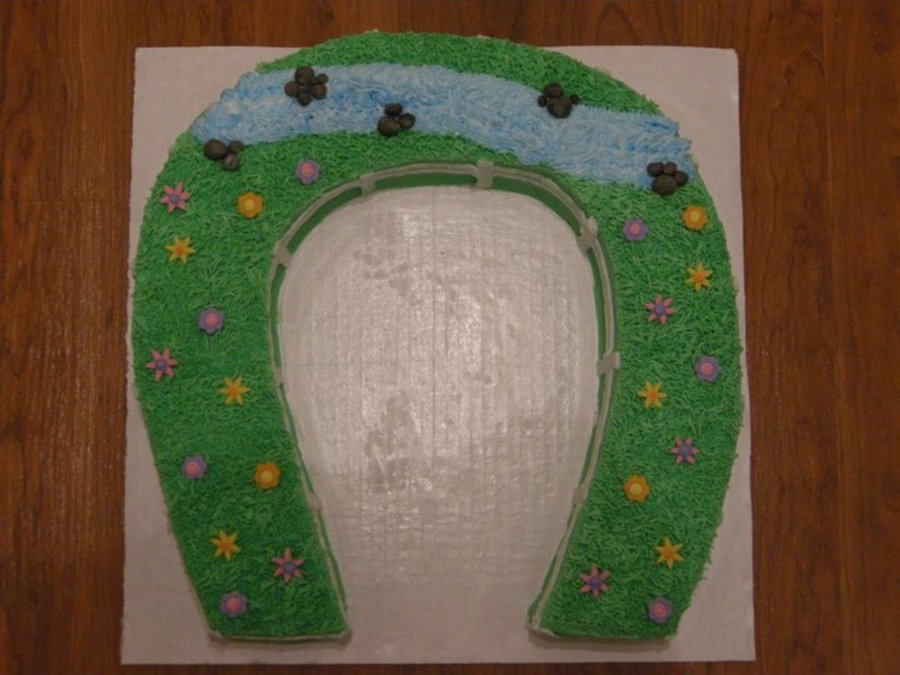 Horseshoe Cake With Horses