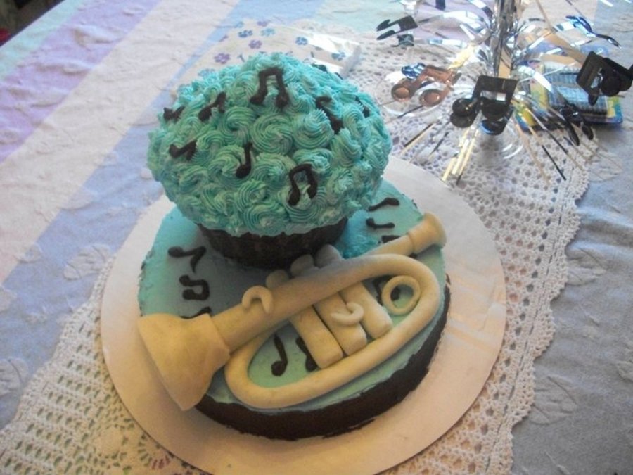Trumpet/music Cake