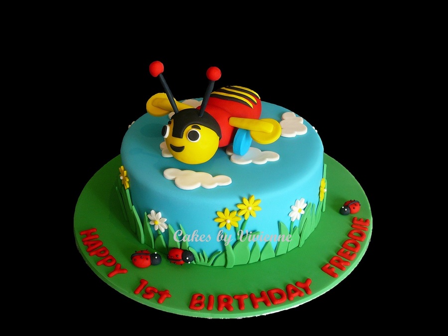 Buzzy Bee Birthday Cake - CakeCentral.com