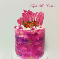 Watercolor Buttercram Buttercream frosting and decorate with strawberry and chocolate . https://www.facebook.com/Triple-Tier-Cakes-647324328640447/?ref=hl