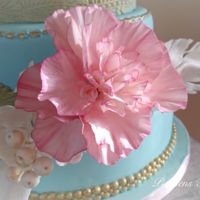 Spring Weddingcake With a little gold and delicate sugarflowers