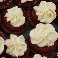 Mini Red Velvets With Carmel Sbc These little gems were flying off the tray like popcorn...Really good red velvet recipe by Gretchen of Woodland Bakery. http://michelescafe...