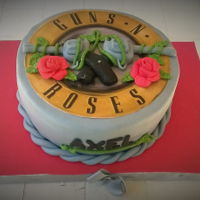 Gun&acute;s N Roses Vainilla cake, with dulce de leche chantilly filling and chocolate mousse with chocolate chips . Guns and roses are modelling , de logo is...