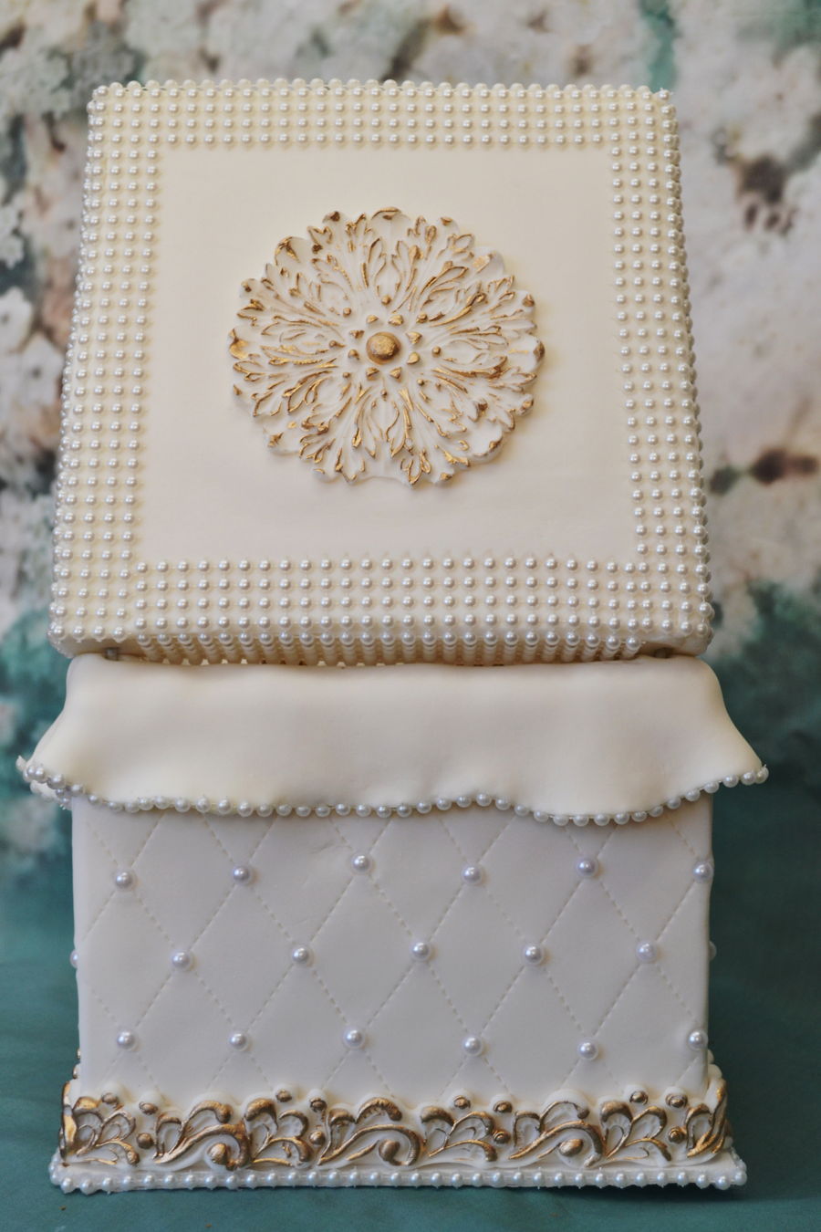 Pearl Gold Ring Cake Box