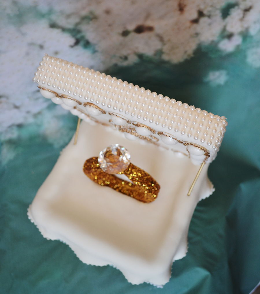 Pearl Gold Ring Cake Box