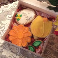 Mother's Day Cookies Decorated sugar cookie gift box.