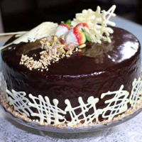 Torta Cioccolato E Pistacchio Torta al cioccolato con ripieno di crema mascarpone e pistacchio glassata al cioccolato