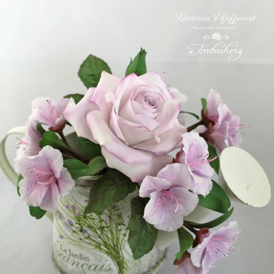 A Small Sugar Flower Bouquet In Light Lilac Tones