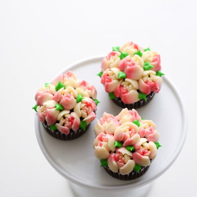 Pink And White Flower Bouquet Cupcakes