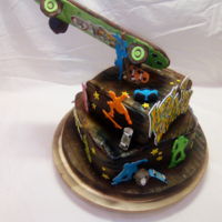 Skateboard Birthdaycake inside: forestberry chreamcheese cakeoutside: fondant