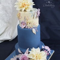 Wedding Cake "dahlia" Wedding cake decorated with sugar flowers, hand painting and royal icing.