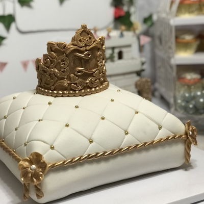 Pillow Cake With Crown